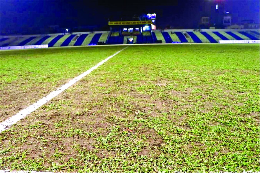 Mặt sân Thanh Hóa xấu “phát hờn” ở trận đấu giữa Thanh Hóa và Viettel, vòng 2 LS V-League 2021. Ảnh: Viên Viên