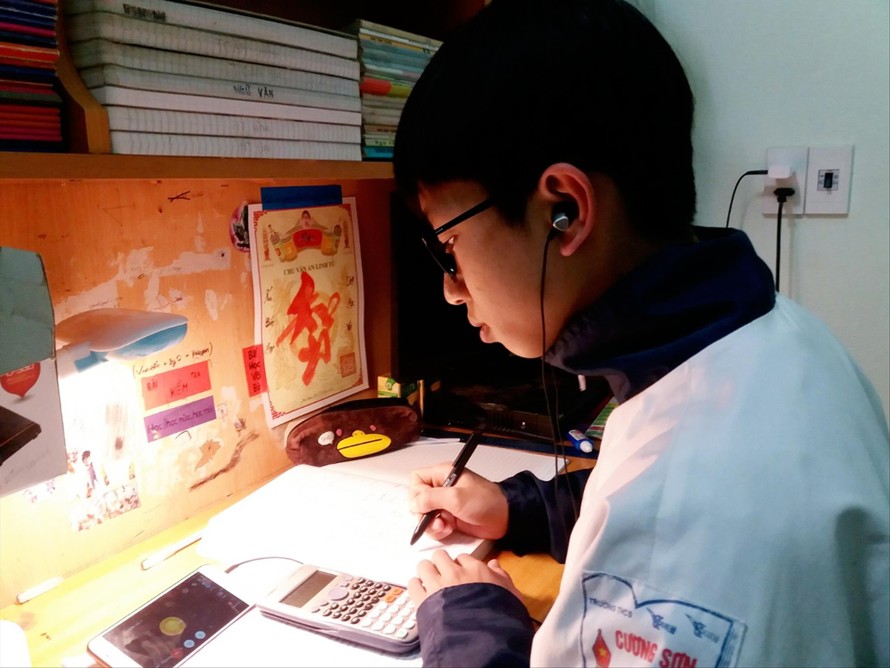 Một học sinh nông thôn ở tỉnh Bắc Giang học trực tuyến qua điện thoại