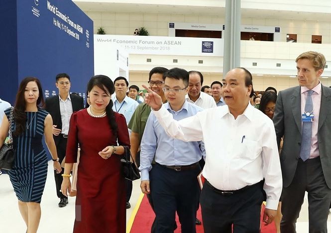 Thủ tướng Nguyễn Xuân Phúc đi thị sát và cho ý kiến chỉ đạo về công tác chuẩn bị hội nghị. (Ảnh: Thống Nhất/TTXVN)