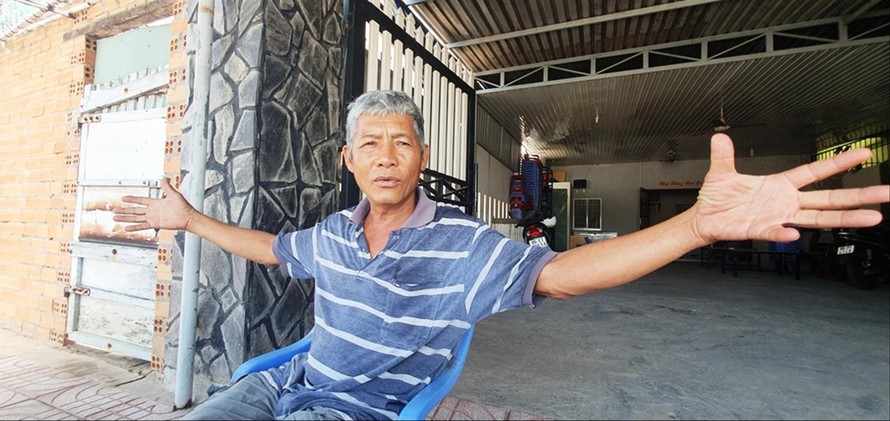 Lão ngư Nguyễn Văn Tôn (58 tuổi, ngụ phường Thanh Hải, TP.Phan Thiết, Bình Thuận) đã bỏ tàu lên bờ mưu sinh gần 10 năm nay. Ảnh: Văn Minh