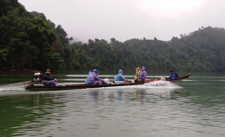 Nhân viên BVR chuyên trách ngược dòng sông Hương trong điều kiện mưa gió nguy hiểm để giữ rừng 