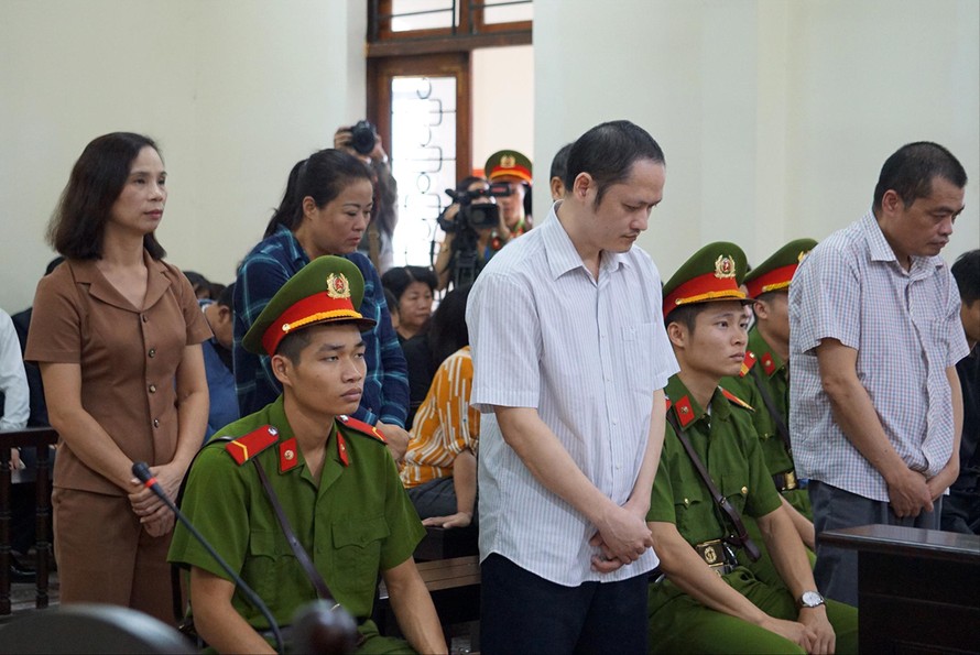 Các bị cáo tại phiên tòa sáng 25/10. Ảnh: Nguyễn Hoàn 