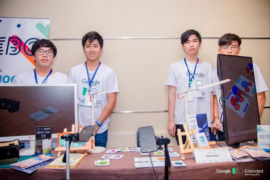 Võ Nguyễn Đình Trí (thứ hai, từ trái qua) và cuốn sách Sinh học lớp 10 ứng dụng công nghệ thực tế ảo tăng cường tại triển lãm Google I/O Extended 2019. Ảnh: NVCC 