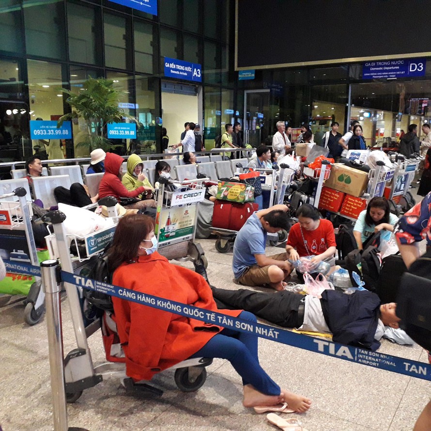 Hành khách chờ làm thủ tục tại sân bay Tân Sơn Nhất (TPHCM) 