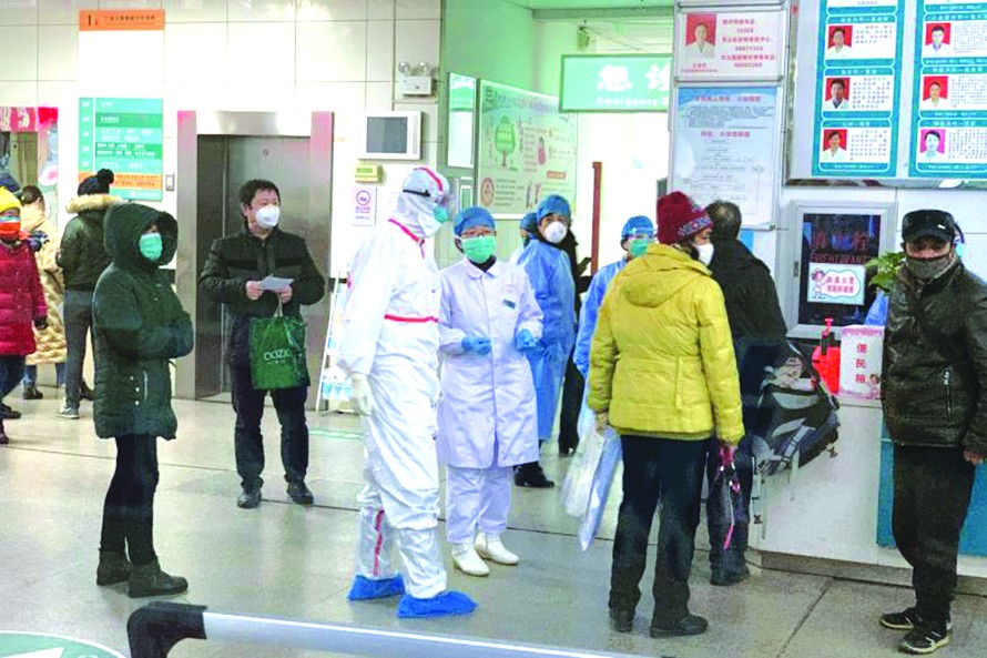 Các bệnh nhân chờ khám bác sĩ tại Bệnh viện số 9 ở thành phố Vũ Hán của Trung Quốc.Ảnh: New York Times