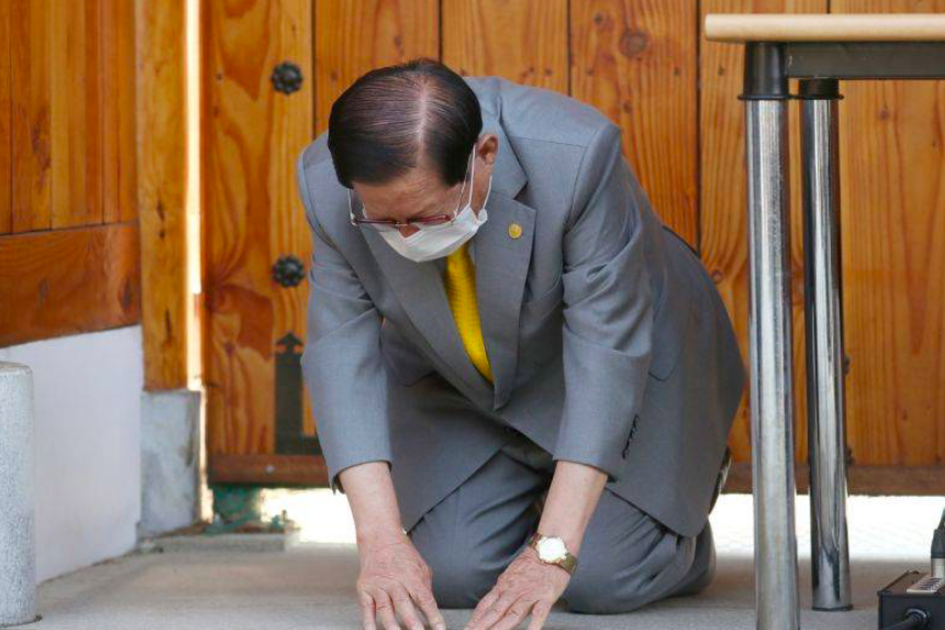 Ông Lee Man-hee, người đứng đầu giáo phái Tân Thiên Địa, quỳ gối xin lỗi chính phủ và người dân Hàn Quốc ngày 2/3. Ảnh: EPA 