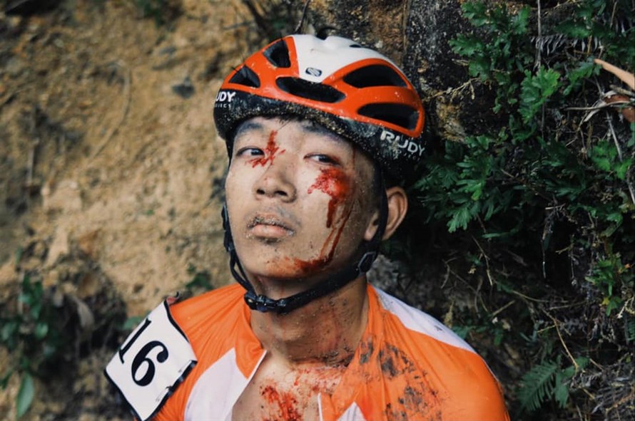 Một cua rơ dính chấn thương trên đèo Le (Quảng Nam). Ảnh: CTV
