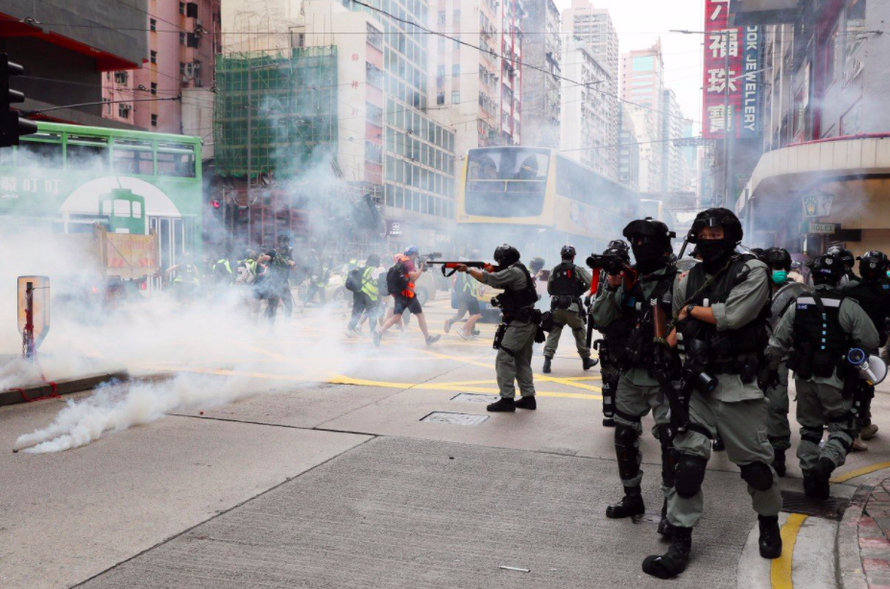 Khung cảnh hỗn loạn trên đường phố Hong Kong đã trở lại. Ảnh: SCMP 