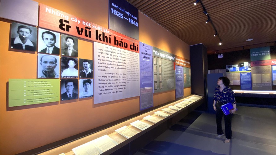 Khoảng 700 hiện vật đầu tiên được trưng bày ở Bảo tàng Báo chí Việt Nam. Ảnh: KỲ SƠN