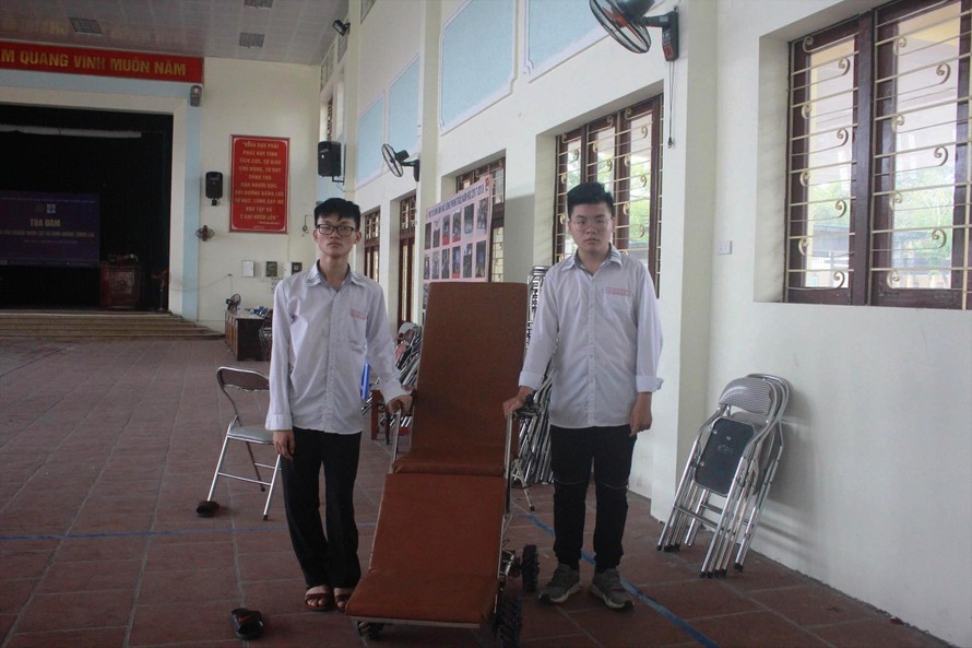 Bùi Mạnh Cường (trái) và Nguyễn Trọng Dũng cạnh chiếc xe lăn của mình 