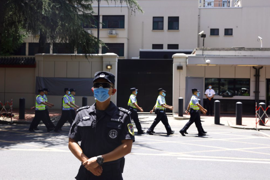 Cảnh sát Trung Quốc đi tuần ở khuôn viên từng là lãnh sự quán Mỹ ở Thành Đô ngày 27/7. Ảnh: AP