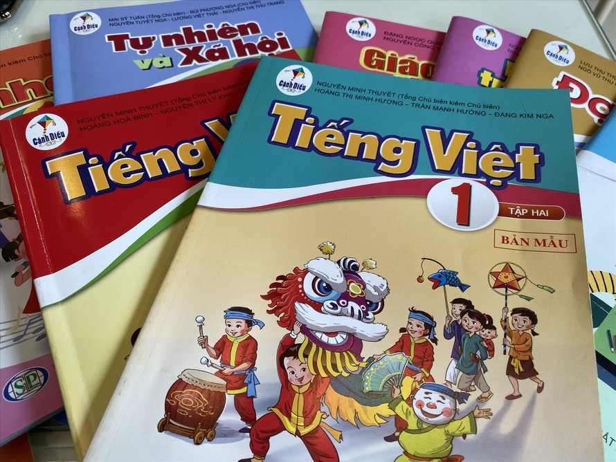 Nhiều phụ huynh, giáo viên cho rằng, các bài học trong SGK Tiếng Việt 1 năm nay quá nặng 