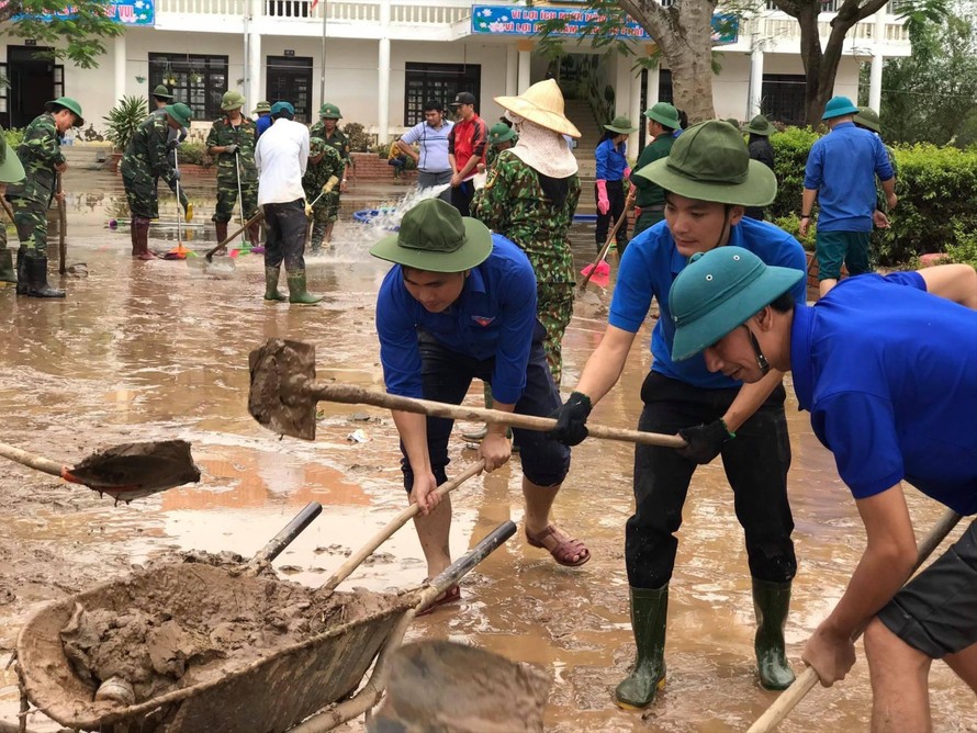ĐVTN hỗ trợ người dân Quảng Bình khắc phục hậu quả lũ lụt 