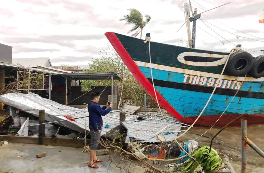 Tàu thuyền bị bão đẩy “leo” bờ làm sập nhà dân ở Thuận An (Phú Vang, TT-Huế) 