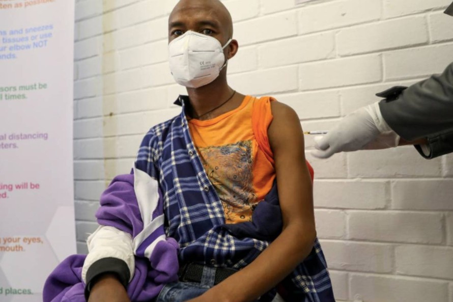 Một tình nguyện viên thử nghiệm lâm sàng một loại vắc-xin COVID-19, tại Nam Phi vào ngày 24/6. Ảnh: Reuters 