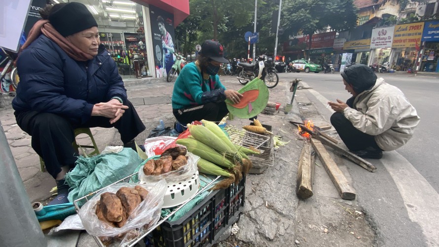 Cuối giờ chiều Hà Nội, nhiều lao động nghèo, vô gia cư vẫn miệt mài đi từng con đường, góc phố để mưu sinh