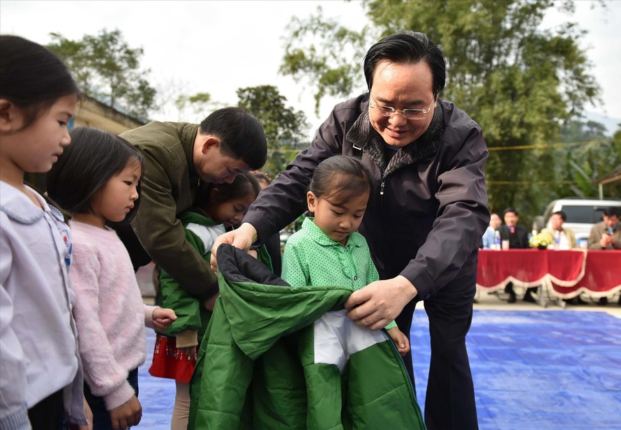 Bộ trưởng Bộ GD&ĐT Phùng Xuân Nhạ tặng quà cho học sinh Trường Phổ thông dân tộc bán trú Tiểu học và THCS Nhạn Môn (Pác Nặm, Bắc Kạn)