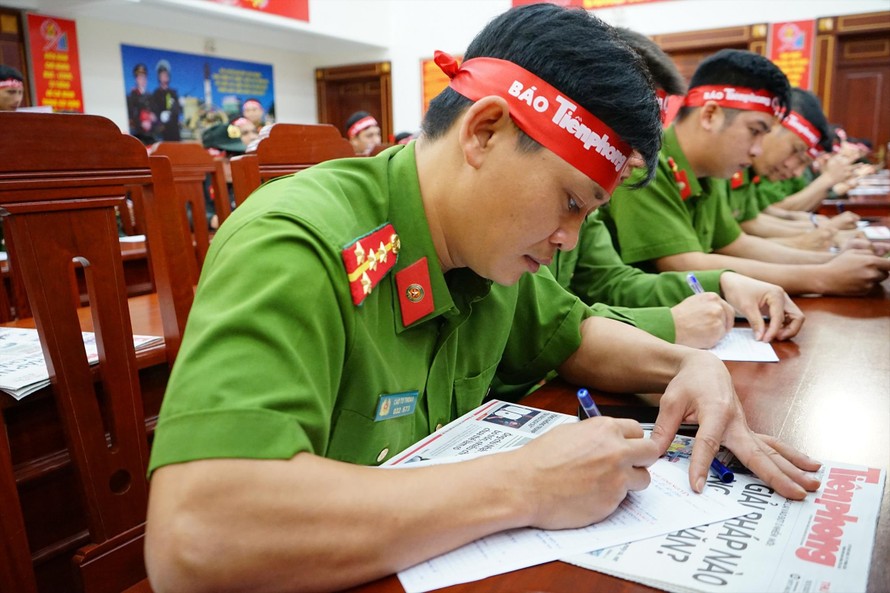 Cán bộ, chiến sĩ Công an tỉnh Đắk Lắk làm thủ tục hiến máu