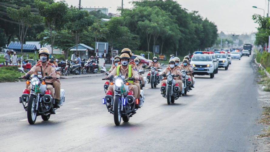 Lực lượng CSGT ra quân thực hiện đảm bảo an ninh trật tự, an toàn giao thông trên địa bàn TP Cần Thơ 
