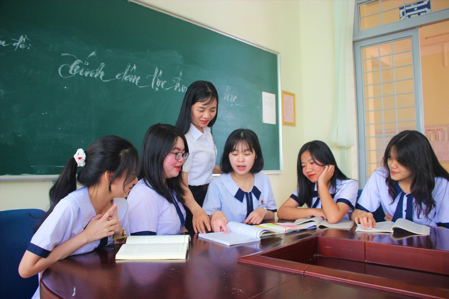 Minh Phương (ở giữa) cùng các bạn đoạt giải trao đổi với cô Nguyễn Thị Bích Hạnh sau kỳ thi