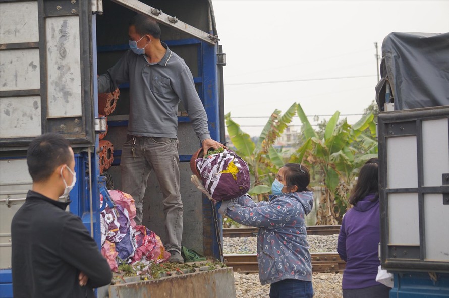 Nông sản của Hải Dương chuyển xe vận tải trước trạm kiểm soát COVID-19 của TP Hải Phòng. Ảnh: Nguyễn Hoàn