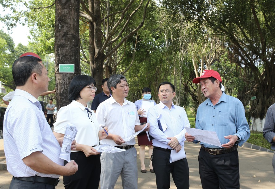 Phó Chủ tịch UBND tỉnh Gia Lai Nguyễn Thị Thanh Lịch (thứ 2 từ trái qua) thị sát và chỉ đạo công tác chuẩn bị tổ chức cho giải. Ảnh: Như Ý