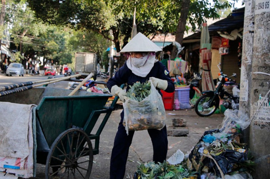 Công nhân Đắk Lắk dọn vệ sinh môi trường