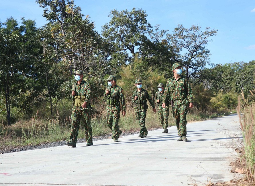 Các chiến sĩ làm nhiệm vụ tuần tra khu vực biên giới