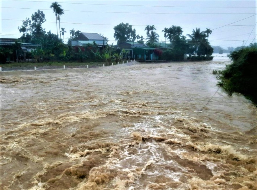 Nước lũ dâng cao ngập đường tại huyện Lắk