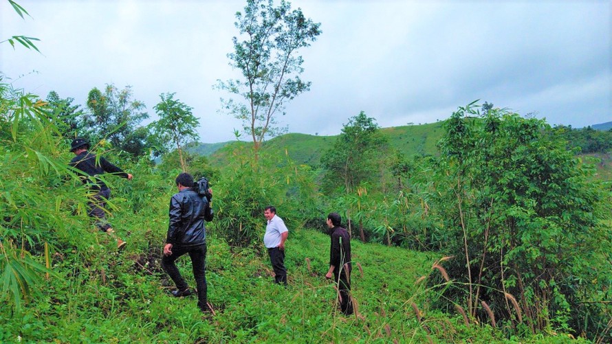 Chính quyền xã Cư Pui kiểm tra khu vực sạt lở đất