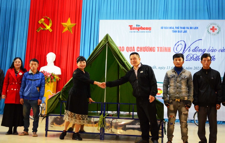 Trưởng Ban tổ chức trao tượng trưng giường bè cho Lãnh đạo xã Cư San