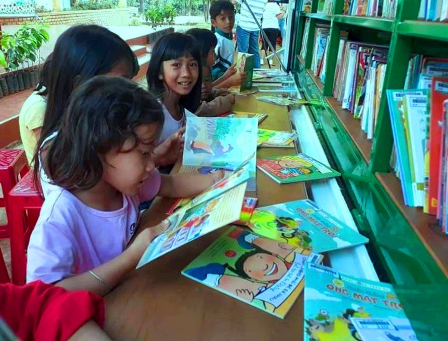 Học sinh trường THCS Ngô Mây đọc sách ở sân trường