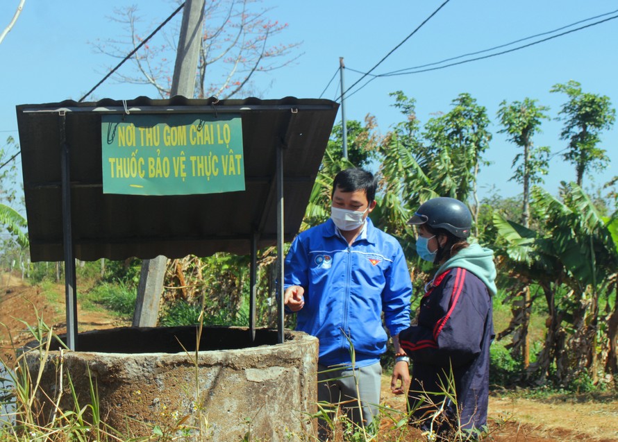 Đoàn thanh niên hướng dẫn người dân bỏ chai lọ thuốc bảo vệ thực vật vào hố