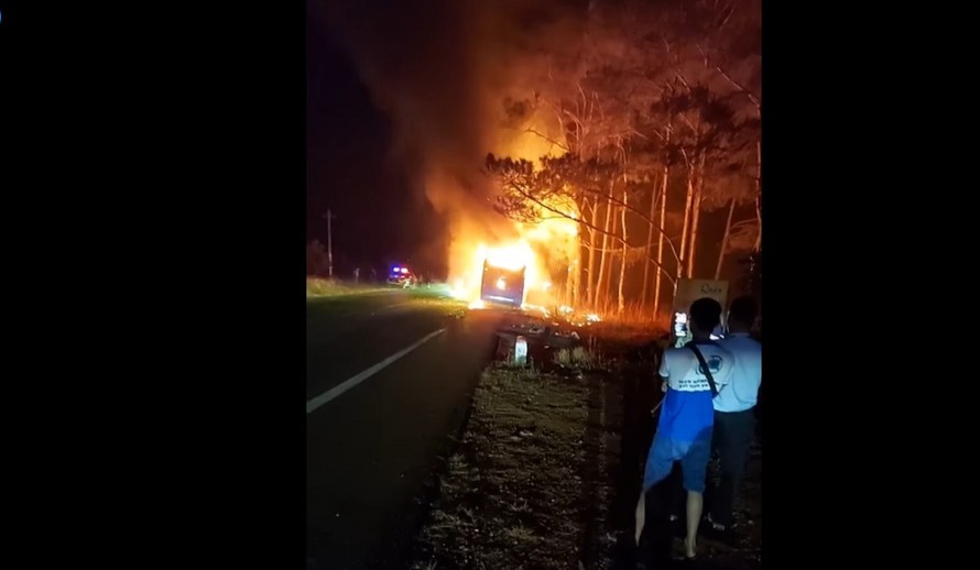 Chiếc xe khách bốc cháy dữ dội