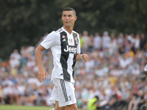 Ronaldo nhẹ nhàng ra mắt Juventus.