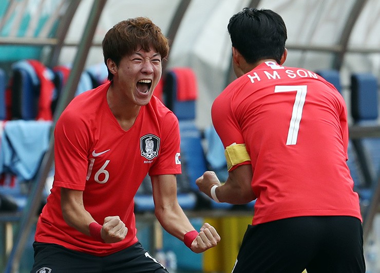 Son Heung Min (số 7) ăn mừng cùng đồng đội