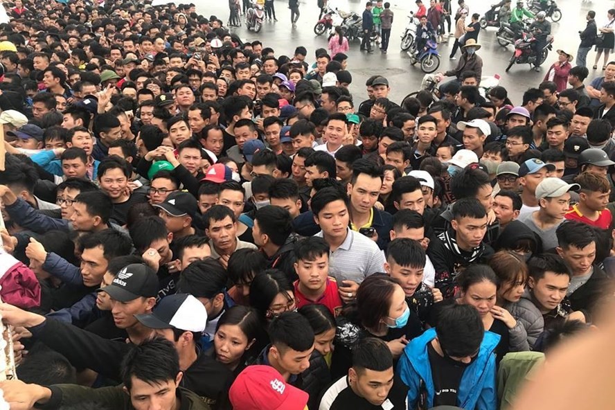 Hàng nghìn người chen chúc xếp hàng mua vé ngoài sân Mỹ Đình