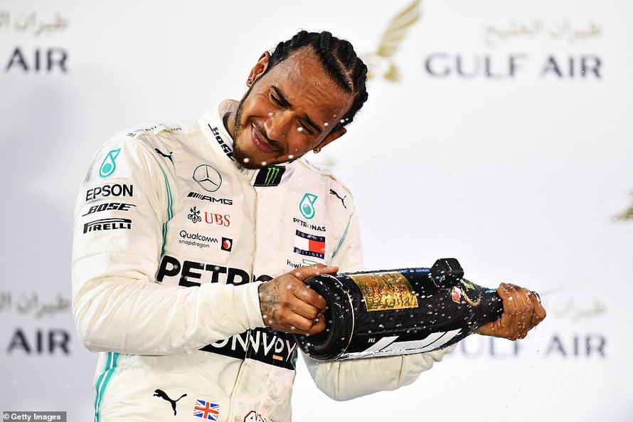 Lewis Hamilton ăn mừng chiến thắng ở Bahrain.