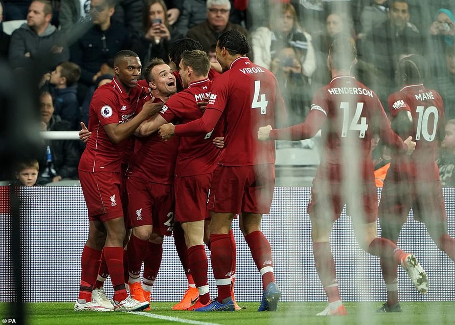 Các cầu thủ Liverpool ăn mừng bàn quyết định.