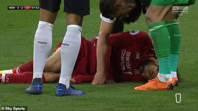 Mohamed Salah bị choáng nặng.