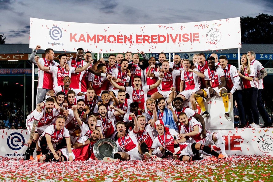 Ajax ăn mừng chức vô địch Hà Lan 2018-19