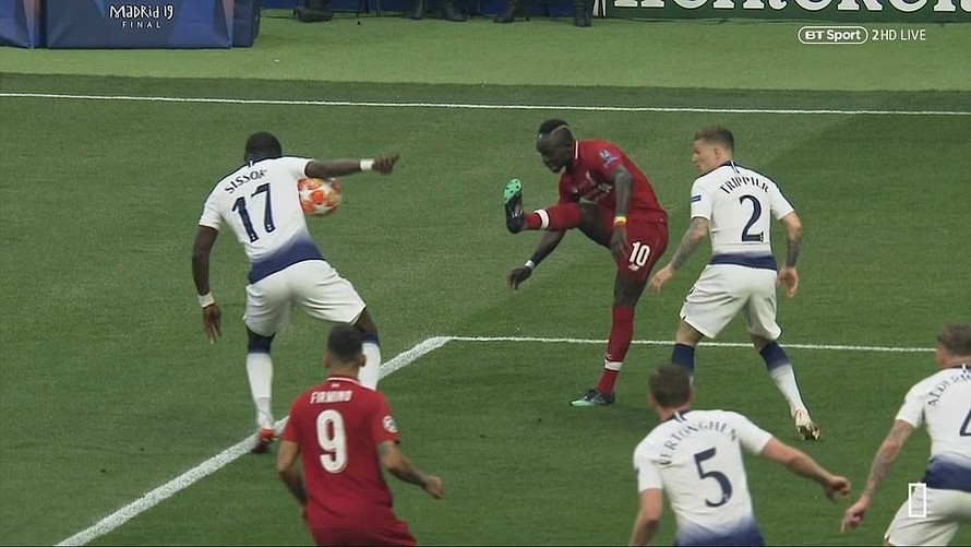 Bóng chạm nách Sissoko trước khi đập vào tay tiền vệ của Tottenham.