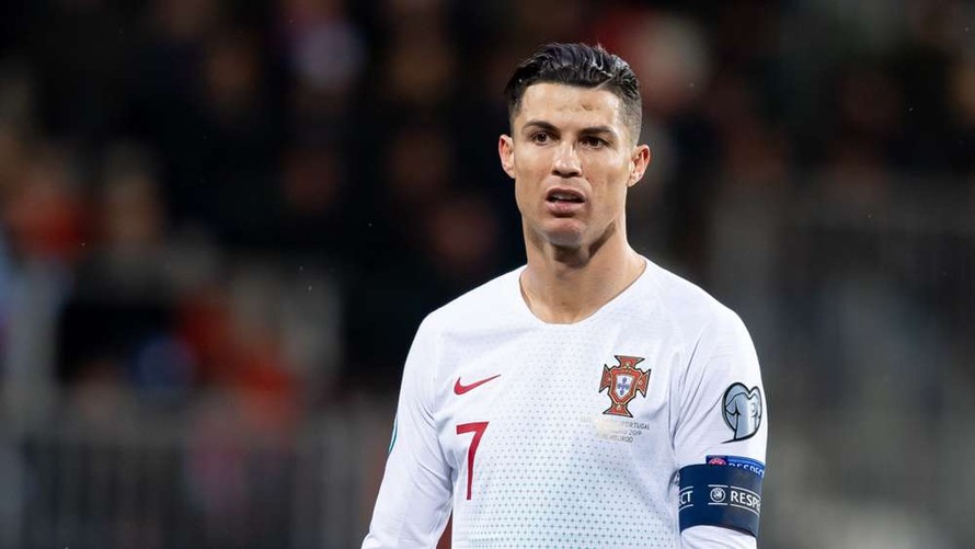 Ronaldo bị nhắc nhở vì quên đeo khẩu trang.