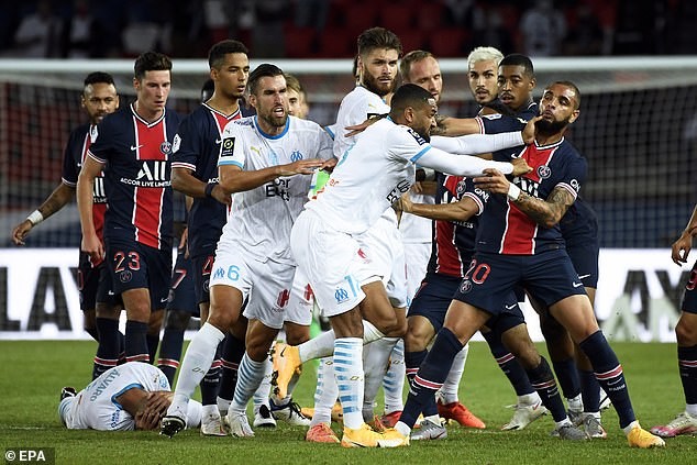 Các cầu thủ PSG và Marseille loạn đã ở phút cuối.