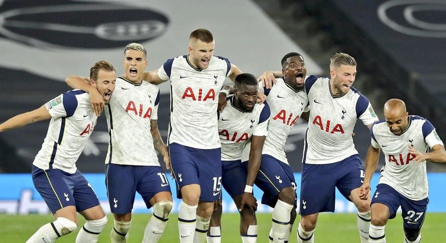 Các cầu thủ Tottenham ăn mừng chiến thắng trên chấm luân lưu 11m.