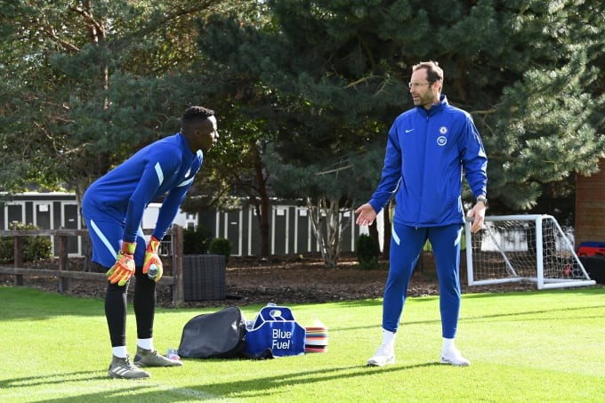 Cech trực tiếp hướng dẫn thủ môn mới của Chelsea, Mendy trong thời gian qua.