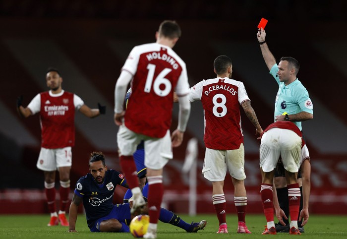 Arsenal đã phải nhận 3 chiếc thẻ đỏ ở 6 vòng đấu gần nhất