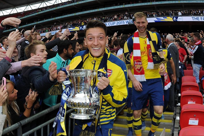 Mesut Ozil rời Arsenal trong tranh cãi.
