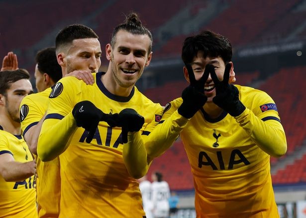 Gareth Bale ăn mừng cùng Son Heung-min.