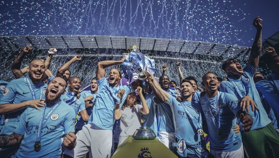 Man City ăn mừng chiếc cúp Ngoại hạng mùa 2017/18